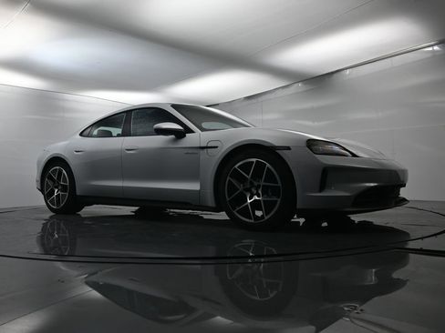 Used 2025 Porsche Taycan image 57