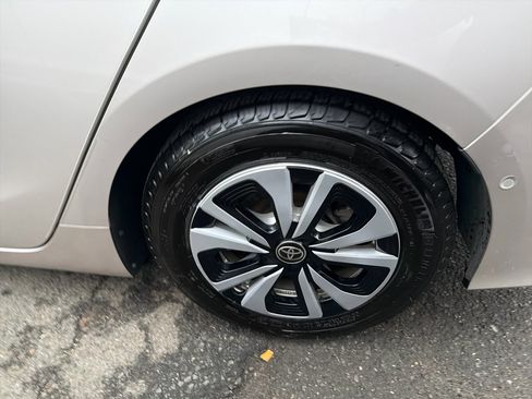 Used 2018 Toyota Prius Prime Advanced image 13