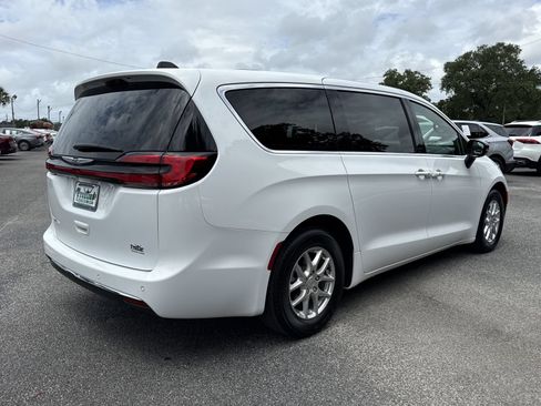 Used 2025 Chrysler Pacifica Select FWD image 5
