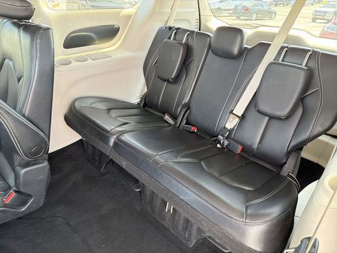 Used 2022 Chrysler Pacifica Touring-L FWD image 28