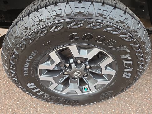 Certified 2020 Toyota Tacoma TRD Off-Road w/ TRD Premium Off Road Package AWD/4WD image 10