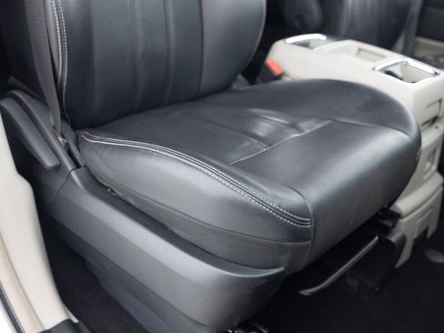 Used 2013 Chrysler Town & Country Touring FWD image 27