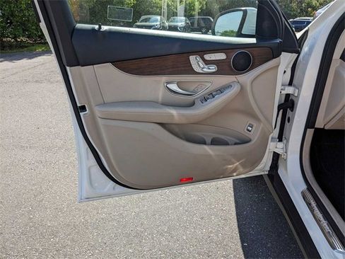 Used 2022 Mercedes-Benz GLC 300 4MATIC image 11