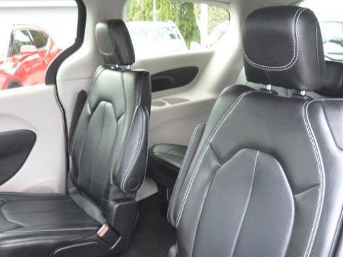 Used 2024 Chrysler Pacifica Touring-L FWD image 18