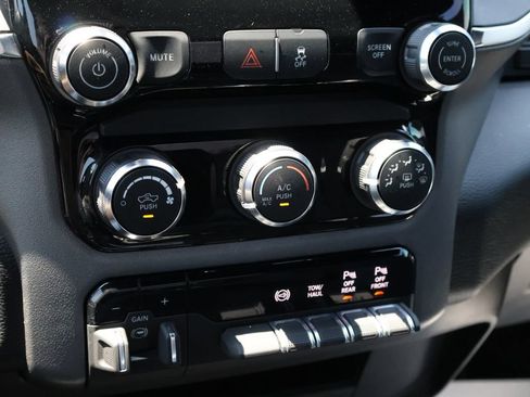 Used 2025 RAM 2500 Big Horn AWD/4WD image 30