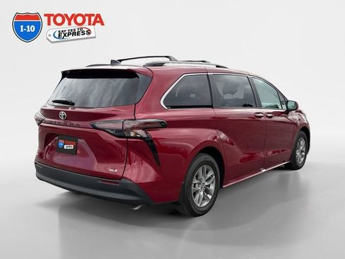 Certified 2026 Toyota Sienna XLE FWD image 5