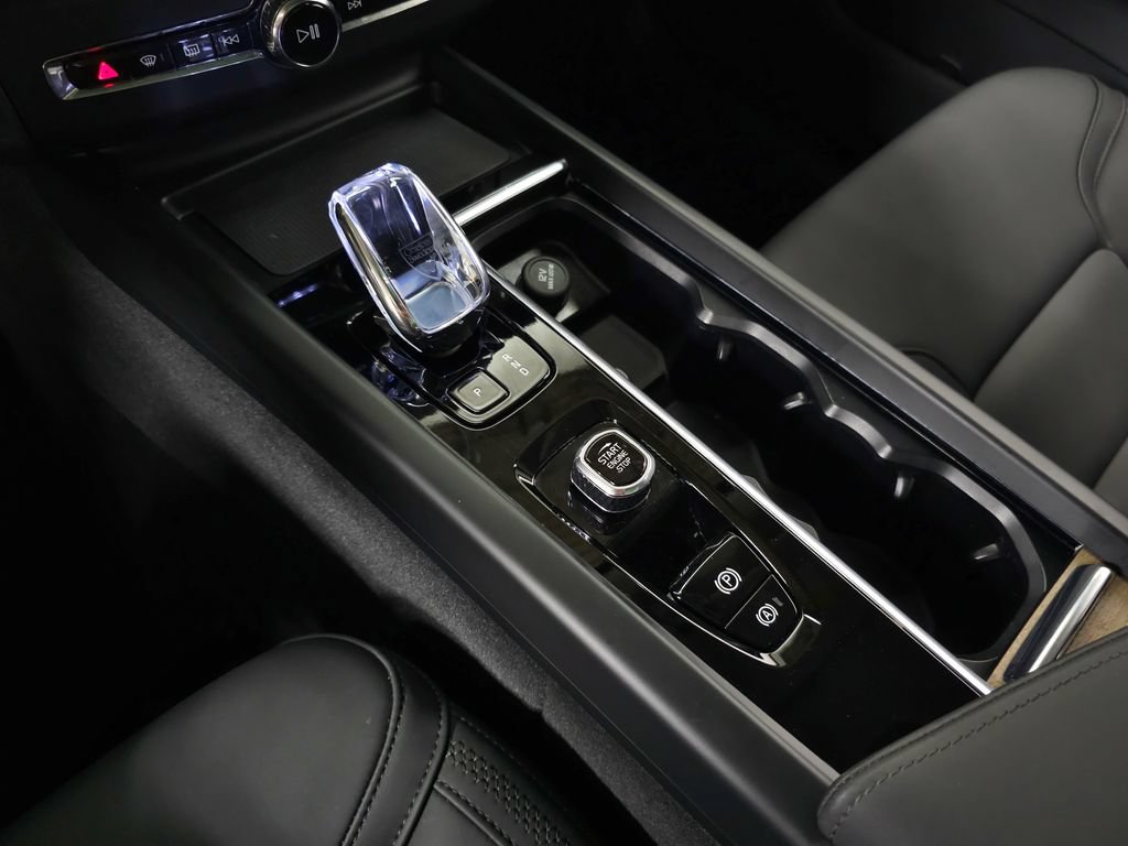 Certified 2026 Volvo XC60 B5 Plus AWD/4WD image 32