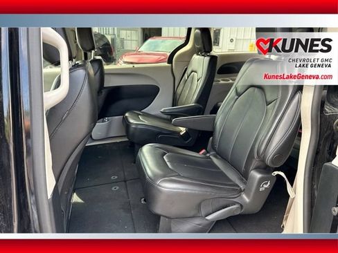 Used 2024 Chrysler Pacifica Touring-L FWD image 14