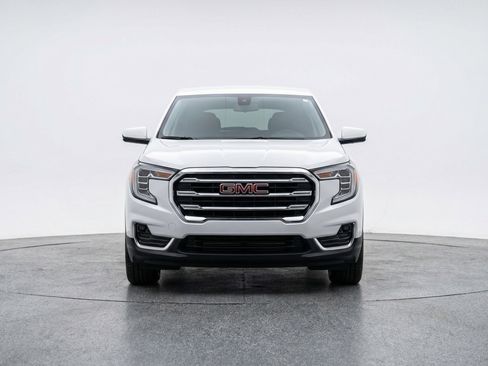 Used 2024 GMC Terrain SLE FWD image 2