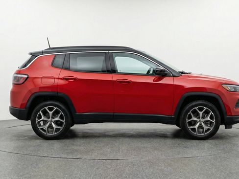 Used 2025 Jeep Compass Limited image 11