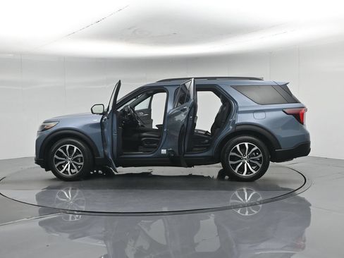 Certified 2025 Ford Explorer ST-Line w/ Premium Package RWD image 39