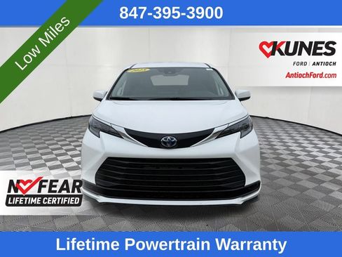 Used 2025 Toyota Sienna LE image 7