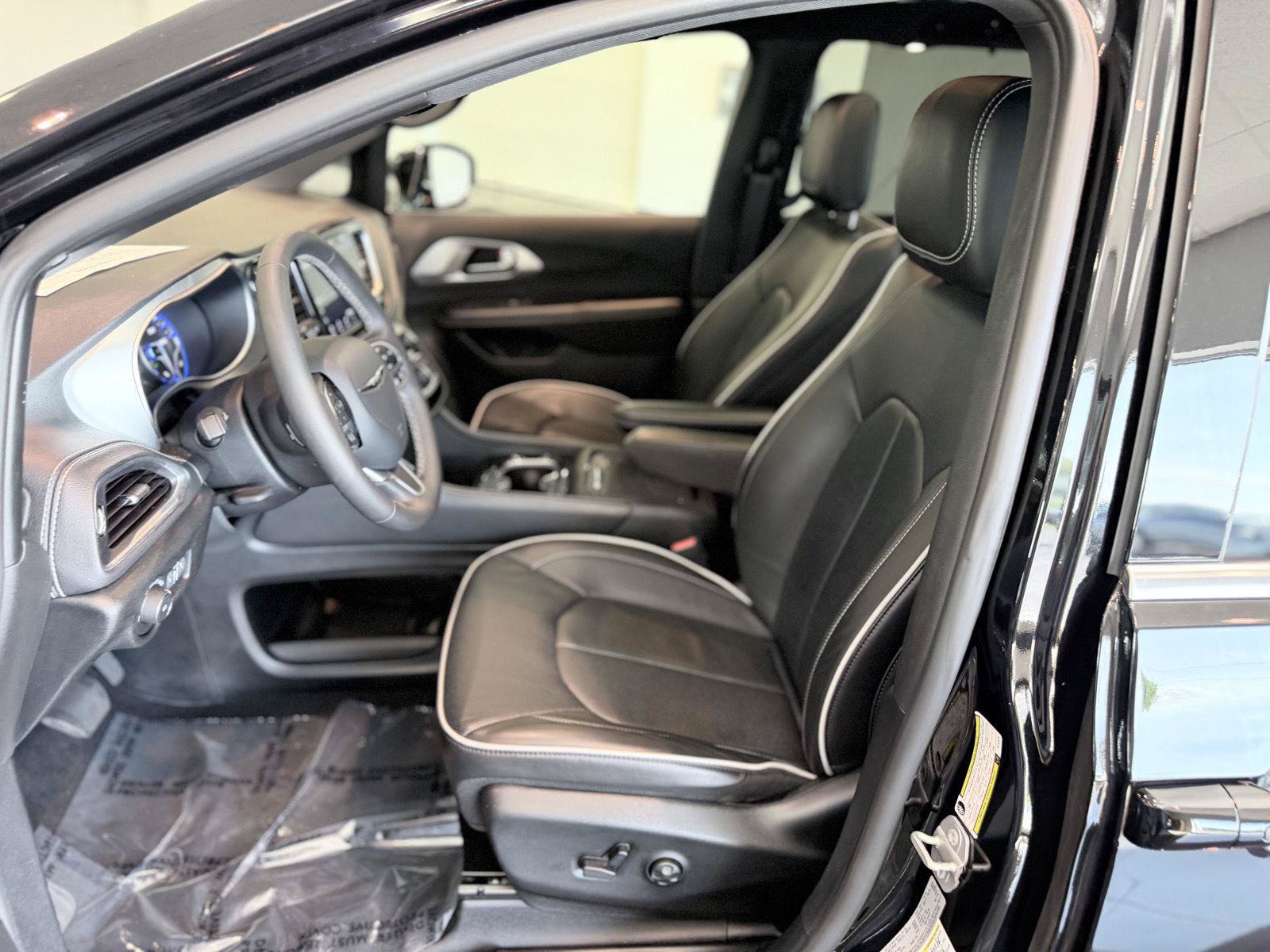 Used 2026 Chrysler Pacifica Limited FWD image 39
