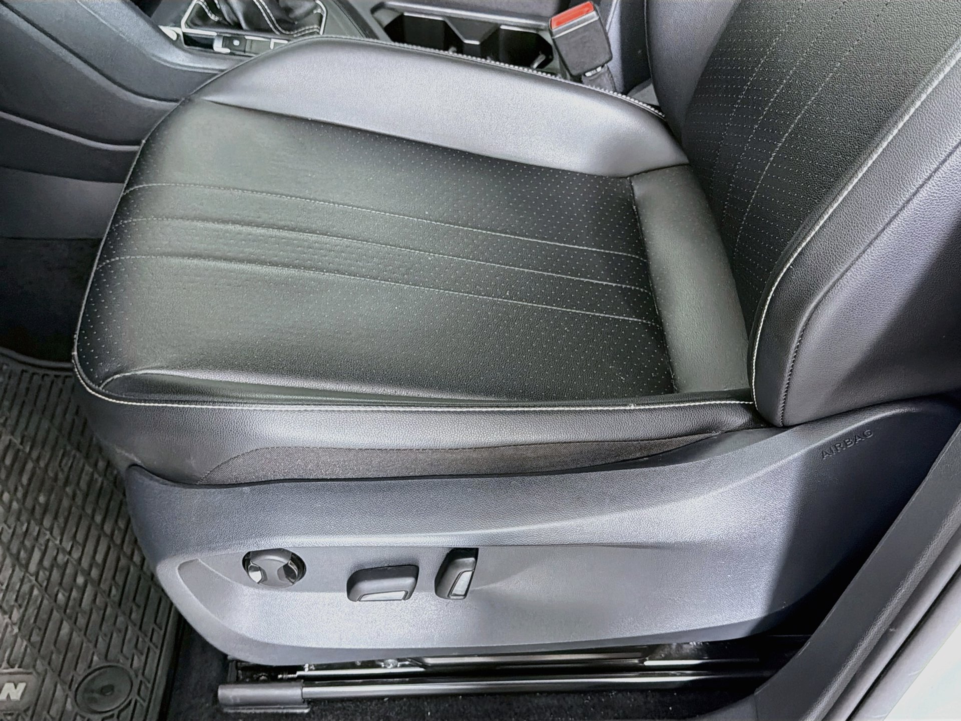 Used 2022 Volkswagen Tiguan SE w/ Panoramic Sunroof Package FWD image 18