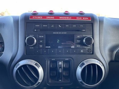 Used 2017 Jeep Wrangler Unlimited Rubicon w/ Connectivity Group image 18