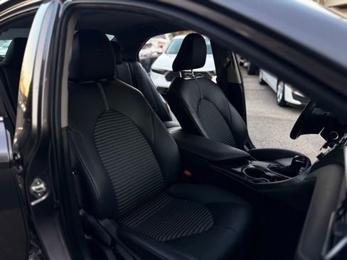 Used 2020 Toyota Camry SE image 6