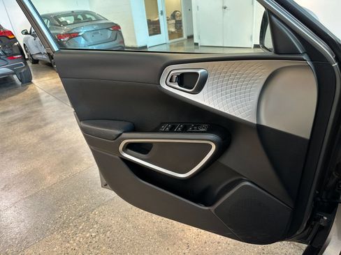 Used 2025 Kia Soul LX w/ LX Technology Package FWD image 18