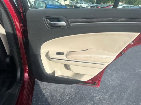 Used 2018 Chrysler 300 Touring L image 25