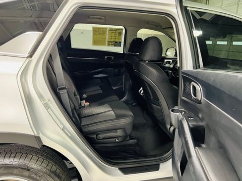 Used 2022 Kia Sorento LX image 31