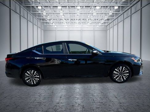 Certified 2025 Nissan Altima 2.5 SV FWD image 10