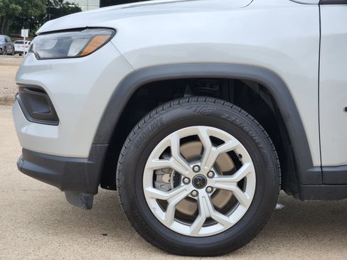 Used 2025 Jeep Compass Latitude AWD/4WD image 8