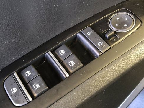 Used 2023 Kia Soul LX image 27