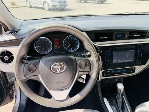 Used 2018 Toyota Corolla LE image 9