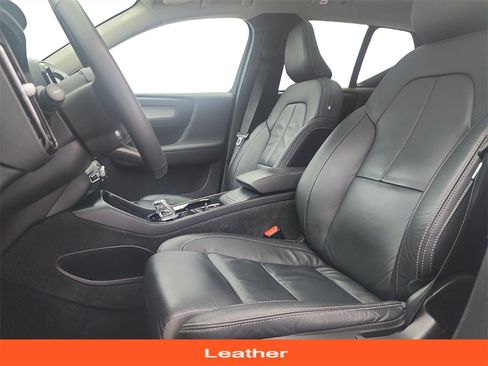 Used 2023 Volvo XC40 B5 Plus image 11