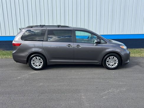 Used 2017 Toyota Sienna XLE Premium image 4
