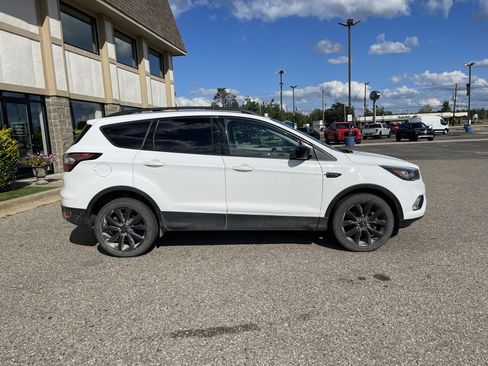 Used 2018 Ford Escape SE w/ SE Sport Appearance Package AWD/4WD image 3