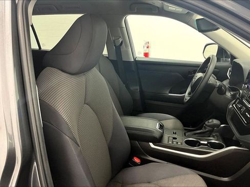 Used 2023 Toyota Highlander L image 10
