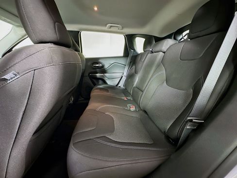 Used 2020 Jeep Cherokee Latitude FWD image 4