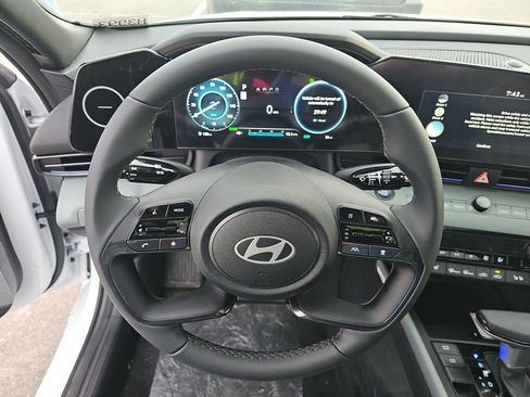 Used 2025 Hyundai Elantra Limited image 5
