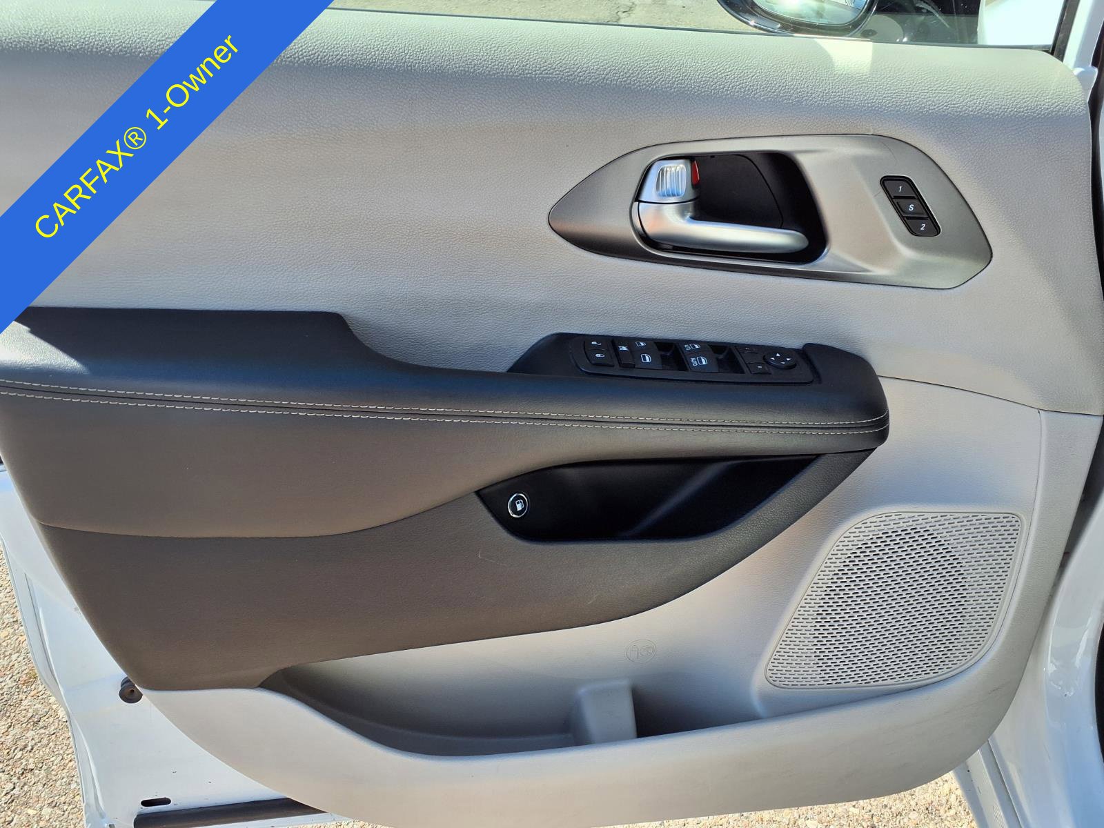 Used 2024 Chrysler Pacifica Limited FWD image 16