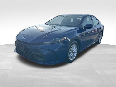Used 2025 Toyota Camry LE image 3