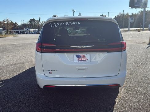 Used 2022 Chrysler Pacifica Touring-L image 7