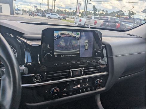 Used 2023 Nissan Pathfinder SL AWD/4WD image 19