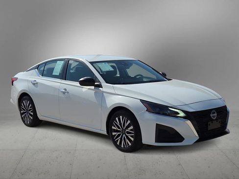 Used 2025 Nissan Altima 2.5 SV FWD image 2