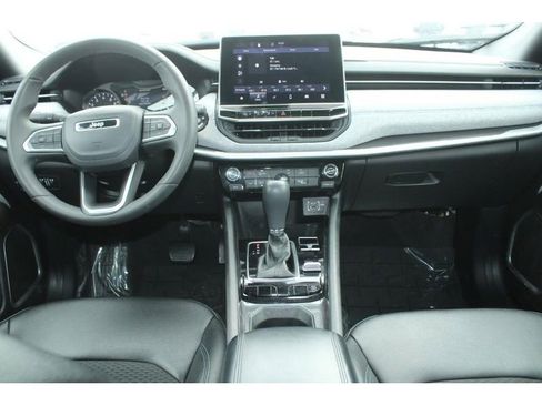 Used 2024 Jeep Compass Latitude image 14