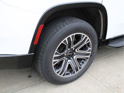 Used 2025 Jeep Wagoneer 4WD image 9