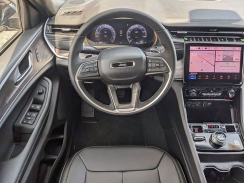 New 2025 Jeep Grand Cherokee Limited image 12