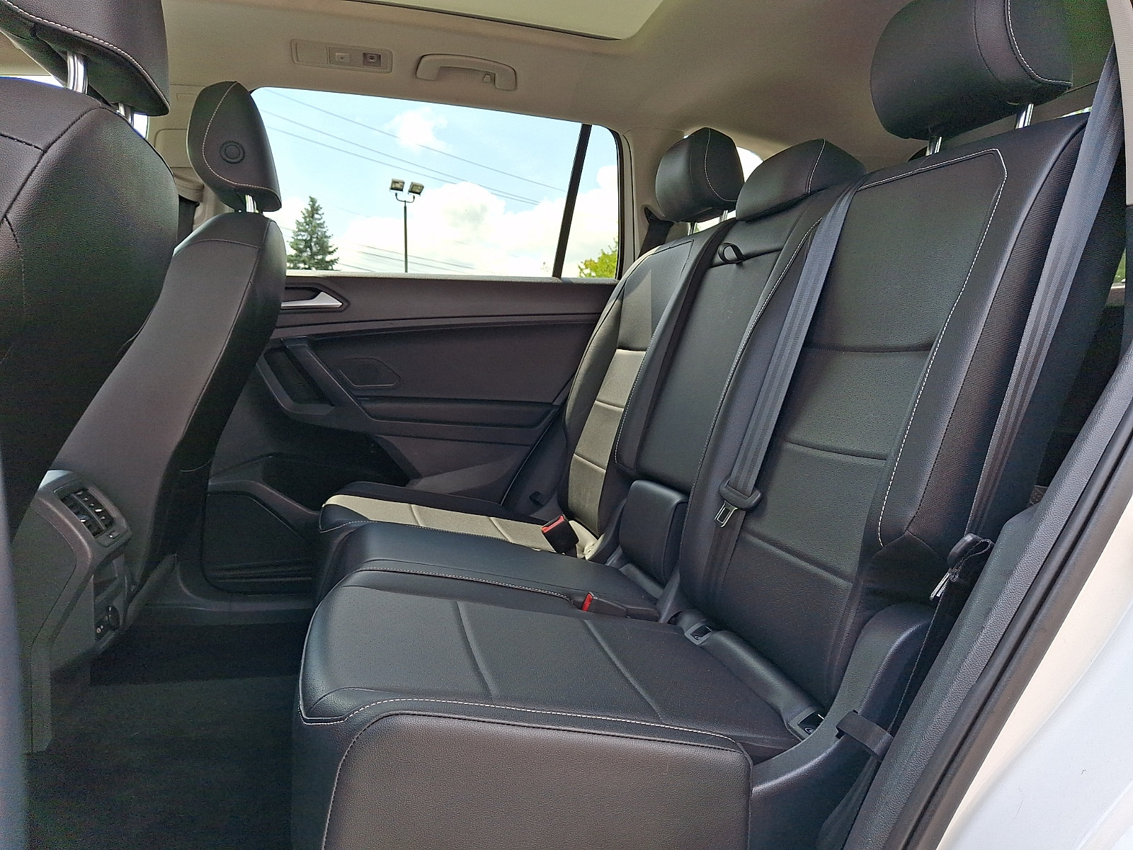 Used 2021 Volkswagen Tiguan SEL AWD/4WD image 9
