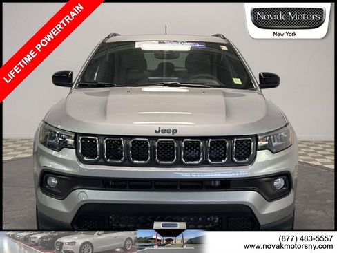 Used 2023 Jeep Compass Latitude w/ Sun and Sound Group AWD/4WD image 2