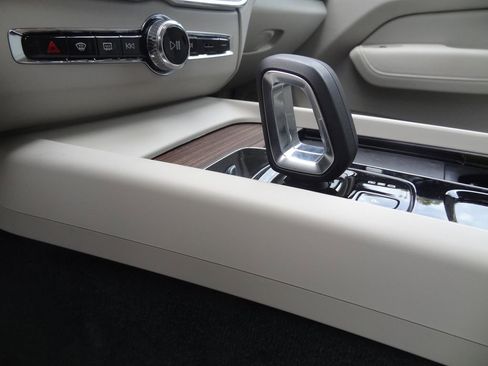 Used 2022 Volvo XC60 B5 Momentum w/ Protection Package Premier FWD image 8