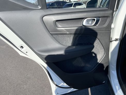 Used 2025 Volvo XC40 B5 Core image 32