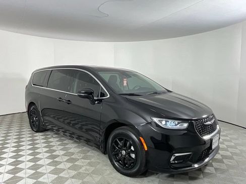 Used 2024 Chrysler Pacifica Touring-L FWD image 3