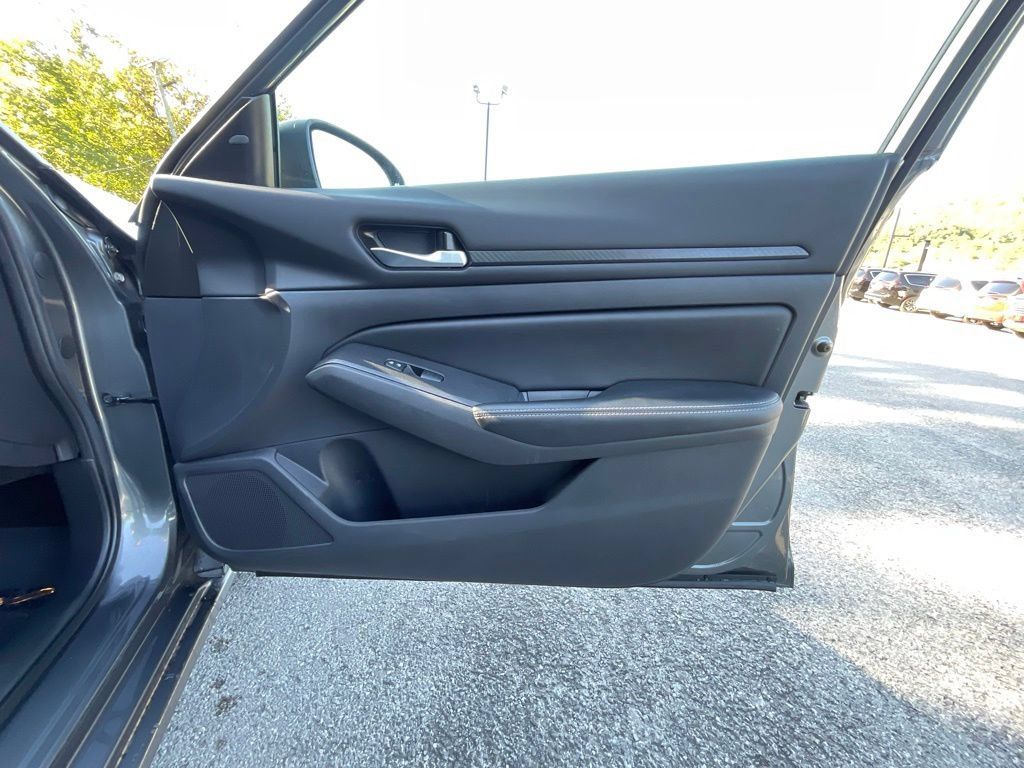 Used 2025 Nissan Altima 2.5 SV FWD image 21