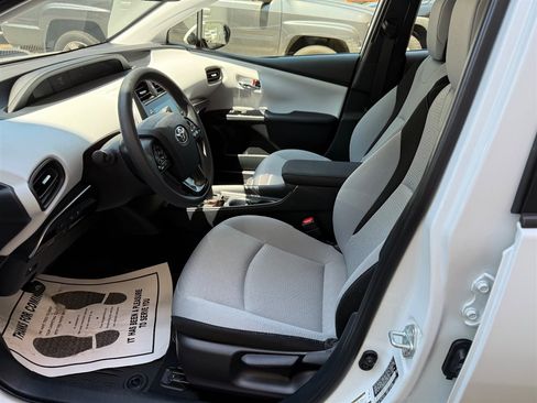 Used 2022 Toyota Prius LE FWD image 7