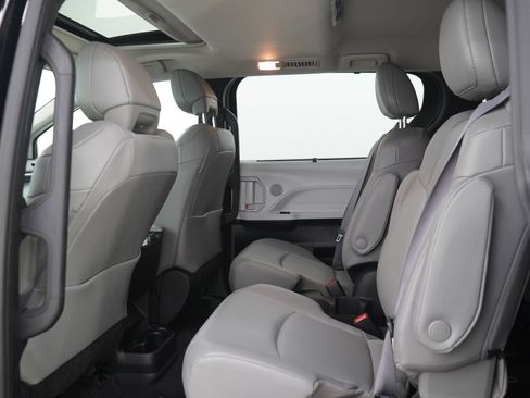 Used 2025 Toyota Sienna XLE w/ XLE Plus Package AWD/4WD image 16