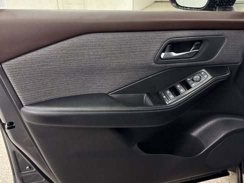 Used 2023 Nissan Rogue SV image 3